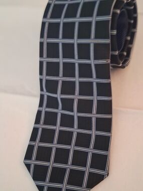 Roundtree & Yorke Men's Geometric Tie in Black & Blue Like New